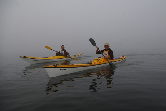 Pocztkowo zawodnikom sprzyjaa bezwietrzna pogoda. Z czasem poranne mgy ustpiy miejsca socu, ale niestety wzmg si take wiatr, ktry dokucza przez ostatnie 20 km wycigu i zmusza do szybkiego zapomnienia o spokojnym poranku.